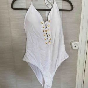  - Snygg oanvänd baddräkt passar strl 40 Säljes pga för stor