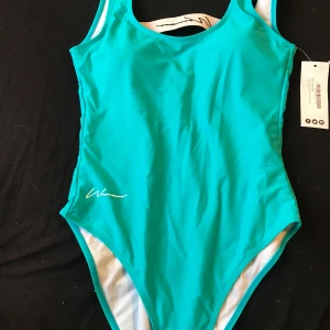 Baddräkt från bohoo - SUPER snygg baddräkt ifrån bohoo! Storlek 36/38. 🌸🌸Den är helt ny! Prislappen finns kvar!✨✨✨