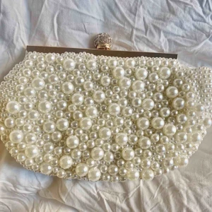  - Snyggt liten väska. Köpt på Zalando. Pochette men en kedja tillkommer med den för att kunna använda hängande på armen också.  Frakt (43kr) pris diskuteras ej 💜 Ca 17 cm långt.