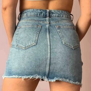  - Jeans kjol med vackra broderade blommor på sååå snyggt till de mesta🤩 Skicket är vädlit bra förutom att en sen från en blomma har försvunnit(går att se i sista bilden)🤟✨🐆🌸