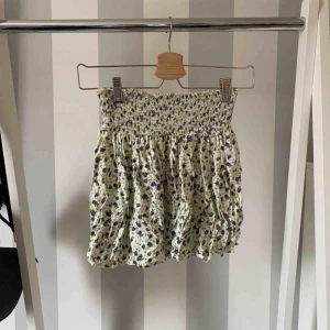  - Blommig fin kjol🤍💙💚