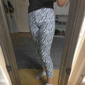  - Skitcoola jeans från nakd. Storlek 34. Kan fraktas eller mötas upp i Stockholm.