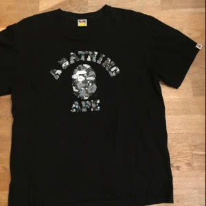  - Säljer Bape space camo collage tee i superbra skick, inga flaws! Tröjan är sällsynt och lyser i mörkret om man lyser med ficklampa på den (se bild) Tar byten, priset är inte fast! Köparen står för frakt