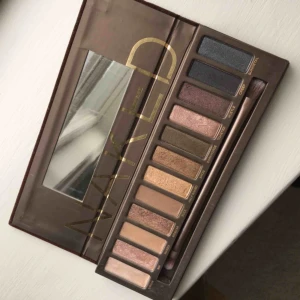  - Urban Decay Naked ögonskuggspalett nr 4 med tillhörande ögonskuggsborste. Köpt på Kicks (slutsåld). Knappt använd, mycket bra skick!!