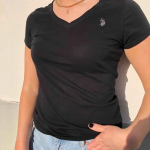  - Svart V-ringad T-shirt från Ralph Lauren! Snygg, enkel och bra passform! Tröjan är nästintill oanvänd och utlovas i bra skick 