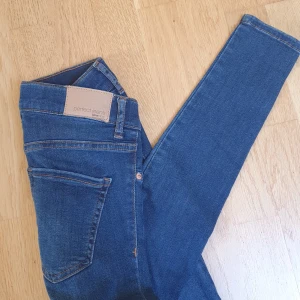 Jeans - Mörkare blå jeans från Gina i modellen Alex. Långa i benen och low waist. Använda 1 gång