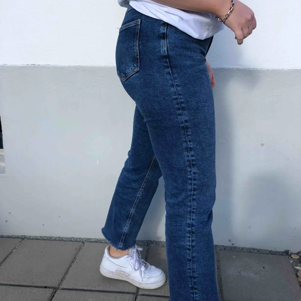 Jeans i en mörkare blå tvätt. Passformen är rak längst hela vägen! Iprincip helt oanvända och jeansen skickas i bra skick!  Modellen är 165 cm lång<3. Jeans & Byxor.