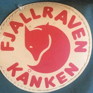  - Fjällräven kånkenryggsäck. Använt skick men det mest slitna är undersidan, där finns även en reva som kan sys igen (se bild). Kan gå ner i pris vid snabb affär. Normal storlek💛