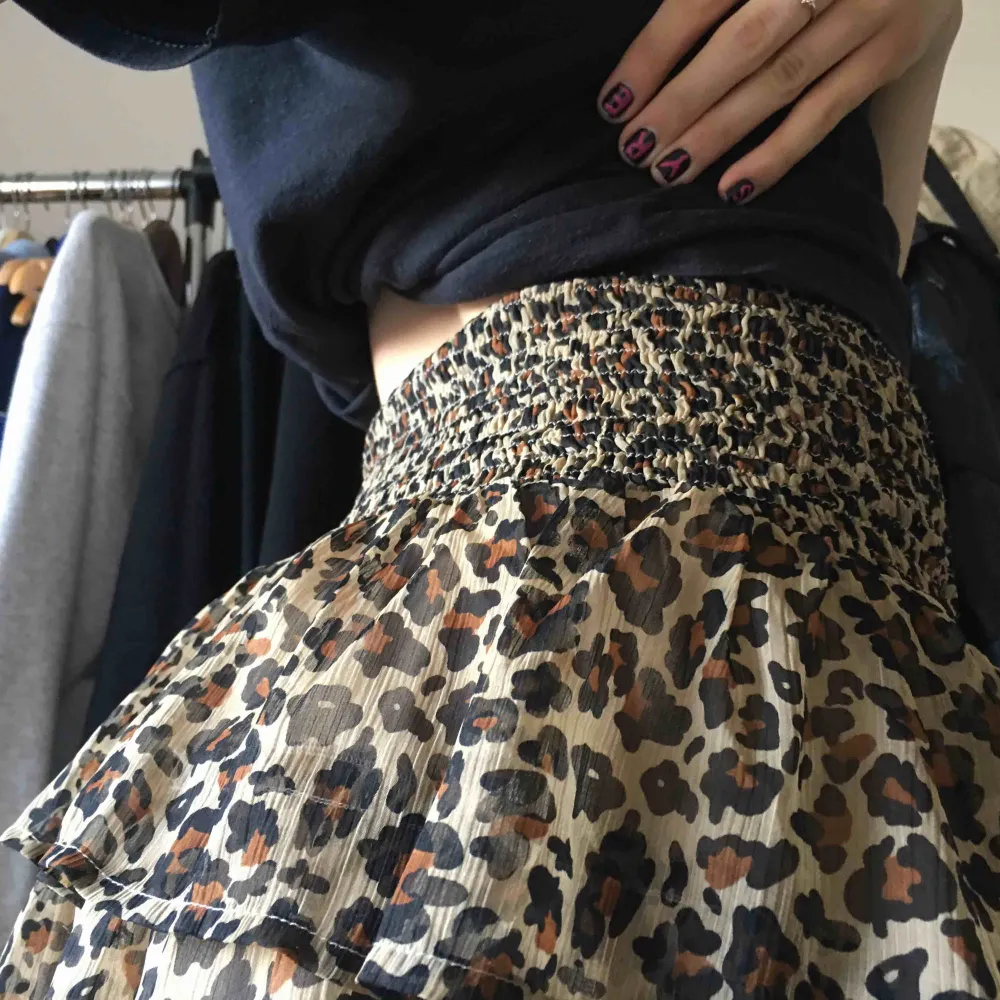super gullig kjol ifrån nelly (vero moda). använd cirka 2 gånger och kommer tyvärr inte till använding . Kjolar.