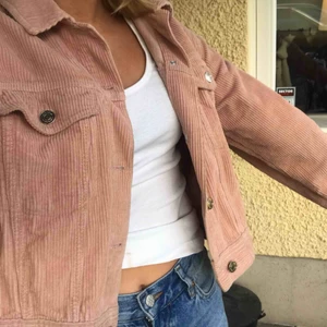   - Kort rosa manchester jacka. Köpt förra året och använd ett fåtals gånger men fint skick! Bra vår och sommar jacka!