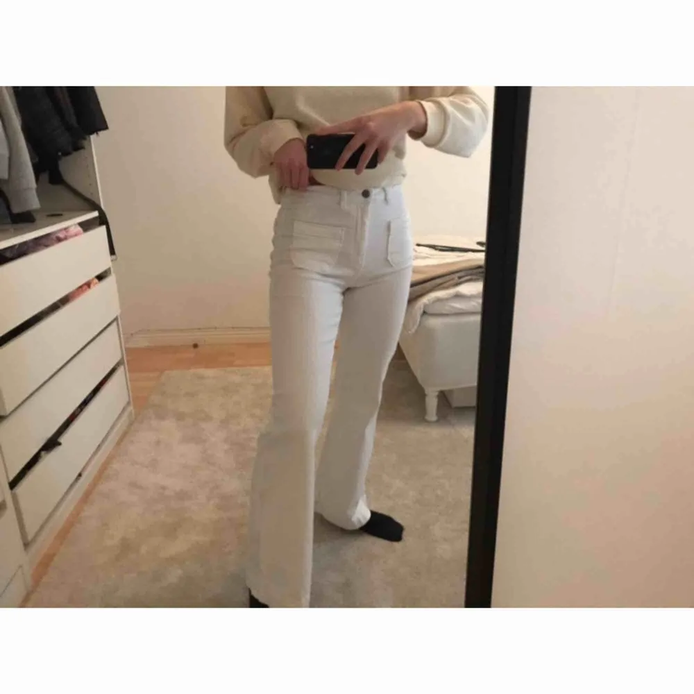 vita jeans från asos , frakt ingår , . Jeans & Byxor.