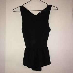  - Snygg svart spets topp från bikbok i storlek S men volang nertill. 