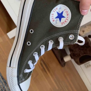  - Ett par mörkgröna converse skor! Aldrig använda och jättefint skick. 