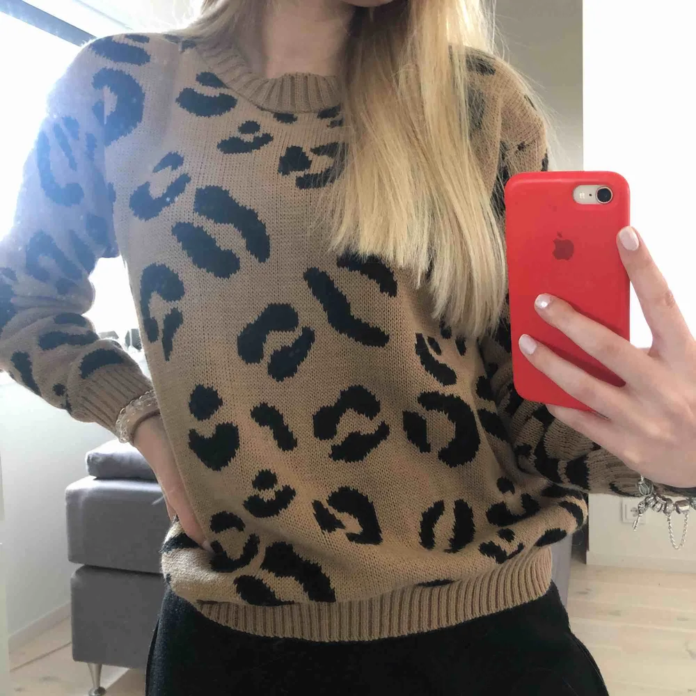 Boohoo stickad leopard tröja, aldrig använd. Köparen står för frakten ❤️. Hoodies.