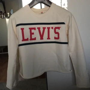 Tröja, Levi’s - Aningens croppad. Basic och passar till det mesta!