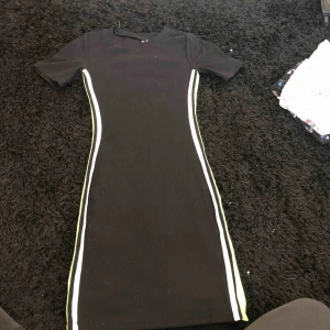  - Klänning från h&m med neon ränder jättefin och använd 1 gång, köpt i somras.😊