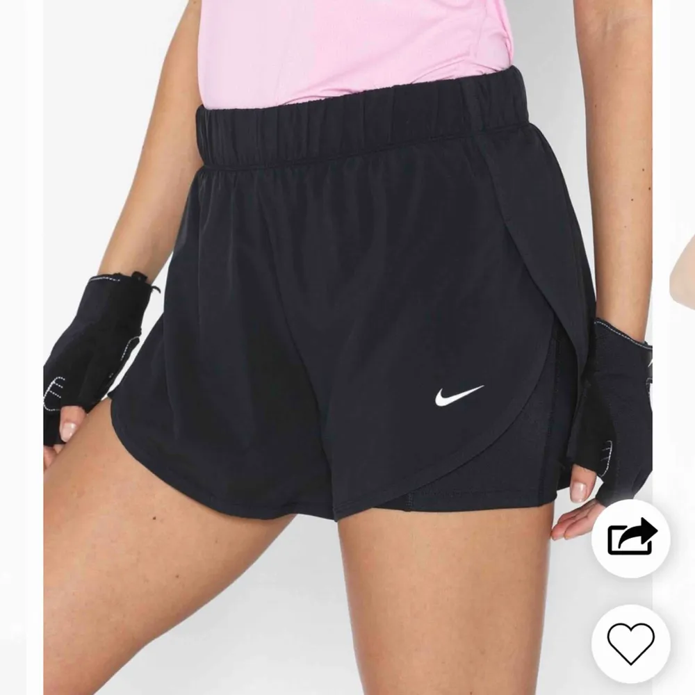 Ett par shorts från Nike som jag screenshotat en bild från nätet eftersom det va jättesvårt att fota i verkligenheten. Använda en gång och har för mycket träningskläder så säljer :) . Shorts.