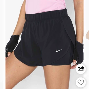  - Ett par shorts från Nike som jag screenshotat en bild från nätet eftersom det va jättesvårt att fota i verkligenheten. Använda en gång och har för mycket träningskläder så säljer :) 