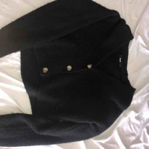  - Stickad kofta från bok bok. Använd få gånger! Kan gå ner i pris vid snabb affär