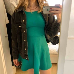  - Somrig skaterdress i så fin grön färg!!💚 