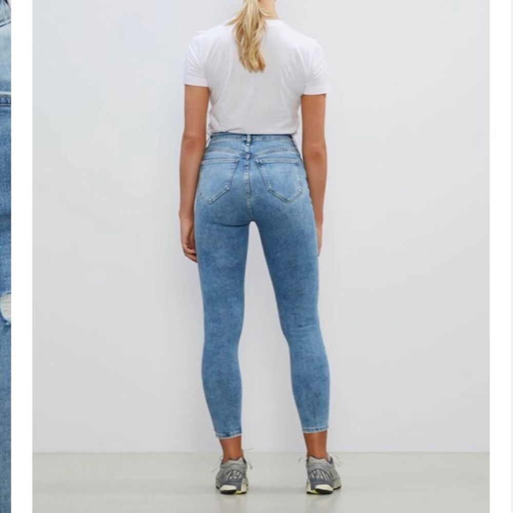 Jeans från bikbok i deras populäraste modell Peachy! Framhäver former och rumpan på ett så bra sätt. Använda runt 5 gånger, säljer pga att jag har 4 par i denna modell. Nypris är 600 kr☀️. Jeans & Byxor.