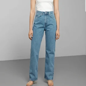 Weekdayjeans row - Säljer mina underbara jeans från weekday i modell row! Storlek 28/32. Samma färg som på bilden. Skriv privat för flera bilder! Väldigt sparsamt använda😊 priset går att diskutera vid snabb affär