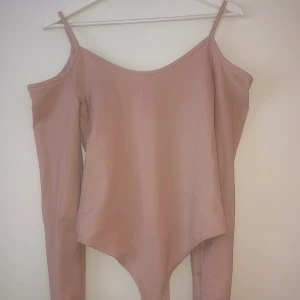 Ljusrosa/beige body  - En body i stl s använd 2-3 ggr 