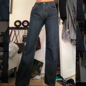  - Mörk blåa jeans i storlek S. Jag är 1.75 cm lång😇 Kan fraktas för 63kr eller mötas upp i falun💙