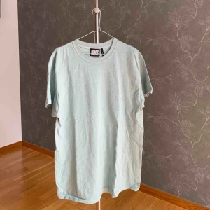  - Reclaimed vintage plagg. Knappt använd. Skönt lite grövre material med en snygg passform.