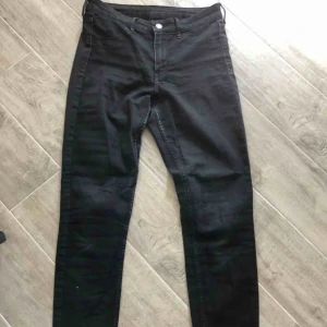  - Helt vanliga svarta jeans som är lite för små för mig, går ut lite vid anklarna. Är i modellen Skinny Ankle från H&M och är sparsamt använda. Storlek: 28 CN 165/72A, är ungefär som 36