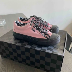  - Limiter edition vans. Aldrig använda. Kartong följer med. Frakt ingår. 