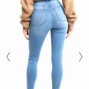  - Jättefina ljusa jeans från NAKD. Sällan använda. Högmidjade jeans. fast pris 250kr + frakt!!