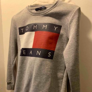  - Stilren, snygg tröja från Tommy hilfiger med klassisk logga över bröstet. Säljes då den tyvärr inte kommer till användning mer. Köparen står för frakten! 