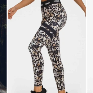  - säljer dessa superfina tights från stronger då de tyvärr inte kommer till användning längre :( nypris 799kr. de är inte ens ett halvår gamla & använda max tio gånger, därav priset. (nyskick & självklart tvättade) 💞 600kr inklusive frakt.