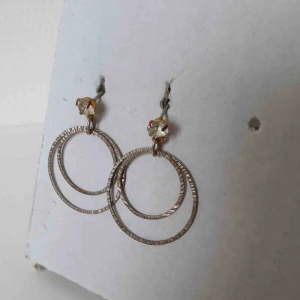  - Fina örhängen! 🤩🥳 OBS! Vi kan ej garantera vilket material smycket är gjort i. Frakt ingår inte i priset. ✨