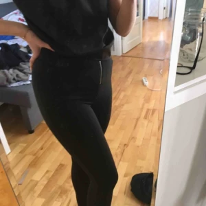  - Kostymbyxor/tights med slits