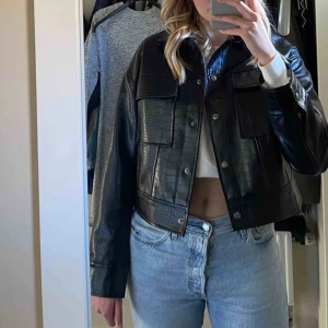  - Skitsnygg skinnjacka från Gina Tricot.  Den är croppad och passar till allt. Sitter lite oversize på mig, men har på bilderna en tjocktröja under. Använd en gång. Köparen står för frakten, som ligger på 63kr⚡️⚡️