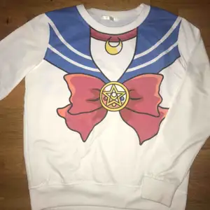 sailor moon sweatshirt, köpt på kawaii.se. storlek L men har mycket mindre passform och passar mig som har s. mjukt material, gott skick. köpt för 300, därav priset