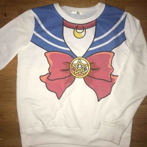  - sailor moon sweatshirt, köpt på kawaii.se. storlek L men har mycket mindre passform och passar mig som har s. mjukt material, gott skick. köpt för 300, därav priset