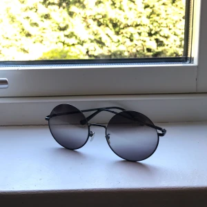 Runda glasögon  - Aldrig använda. Frakt tillkommer om du ej vill hämta på plats :)
