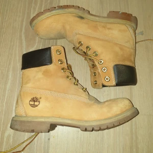  - använda under en vinter och är i bra men använt skick, hade en katt som hade sönder ett av skosnörena men de går att fixa :) inköpta för 2000 