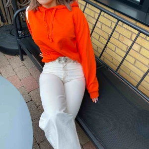 - En orange hoddie. Superfin till sommaren. Frakt tillkommer!