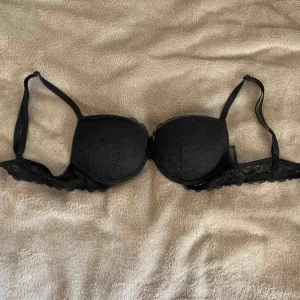 BH från H&M - Svart BH i spets och med bygel i strl 75A från H&M. Säljer pga att den är för liten, annars tycker jag den är jättegullig! Nypris: 199kr