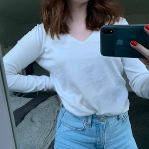 Ralph lauren tröja - Vit Ralph lauren tröja med v-ringning. Använt skick, 230kr inklusive frakt:)