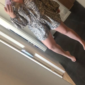 Jumpsuit med krokodilmönster - Plagget är bra i mycket bra skick. 