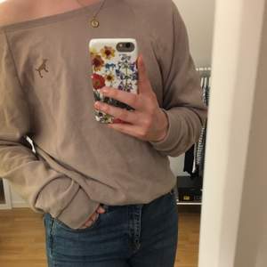säljer denna bruna off-shoulder tröjan från Pink i storlek S. Nypris 400 kr. köparen står för frakt