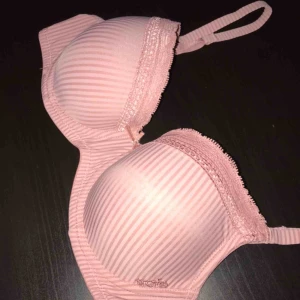  - Söt ljusrosa bh med spetsdetaljer från märket Trofé! Säljs i bra skick. Behån har bygel, men ingen push-up💕🌸 
