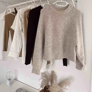  - Superskön beige stickad tröja! Nyskick, knappt använd! Passar upp till M beroende på hur man vill att den ska sitta! 