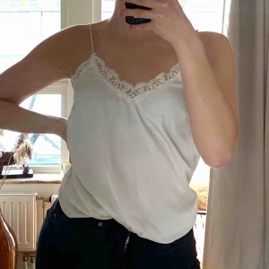  - Vitt linne med spetskant från Gina Tricot. Knappt använt⚡️ superfint skick!