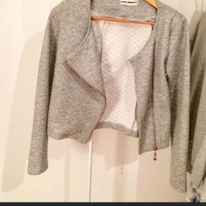  - Blazer i coolt mönster. Köparen står för frakten. 